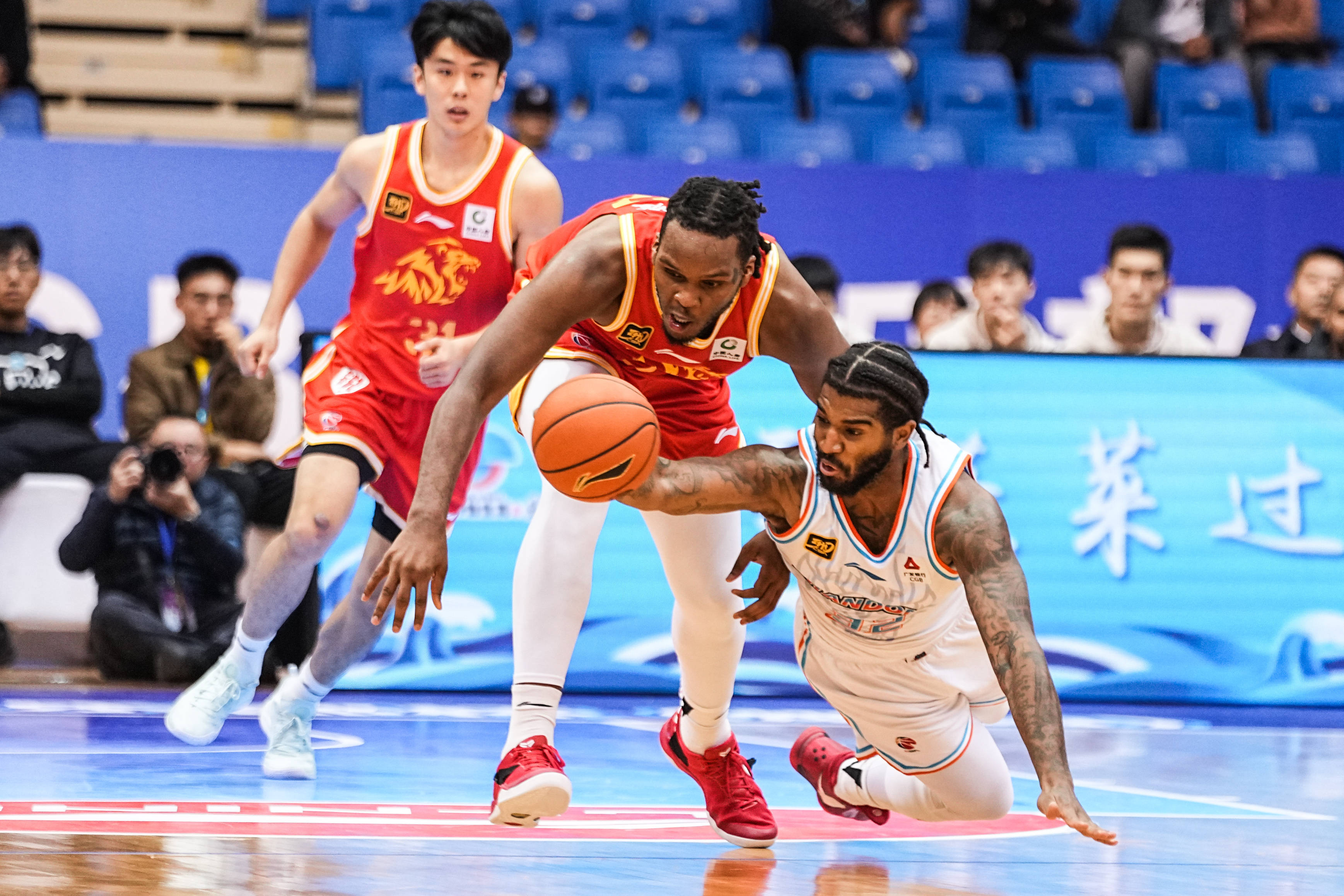 精彩瞬间不断涌现，CBA比赛吸引无数目光