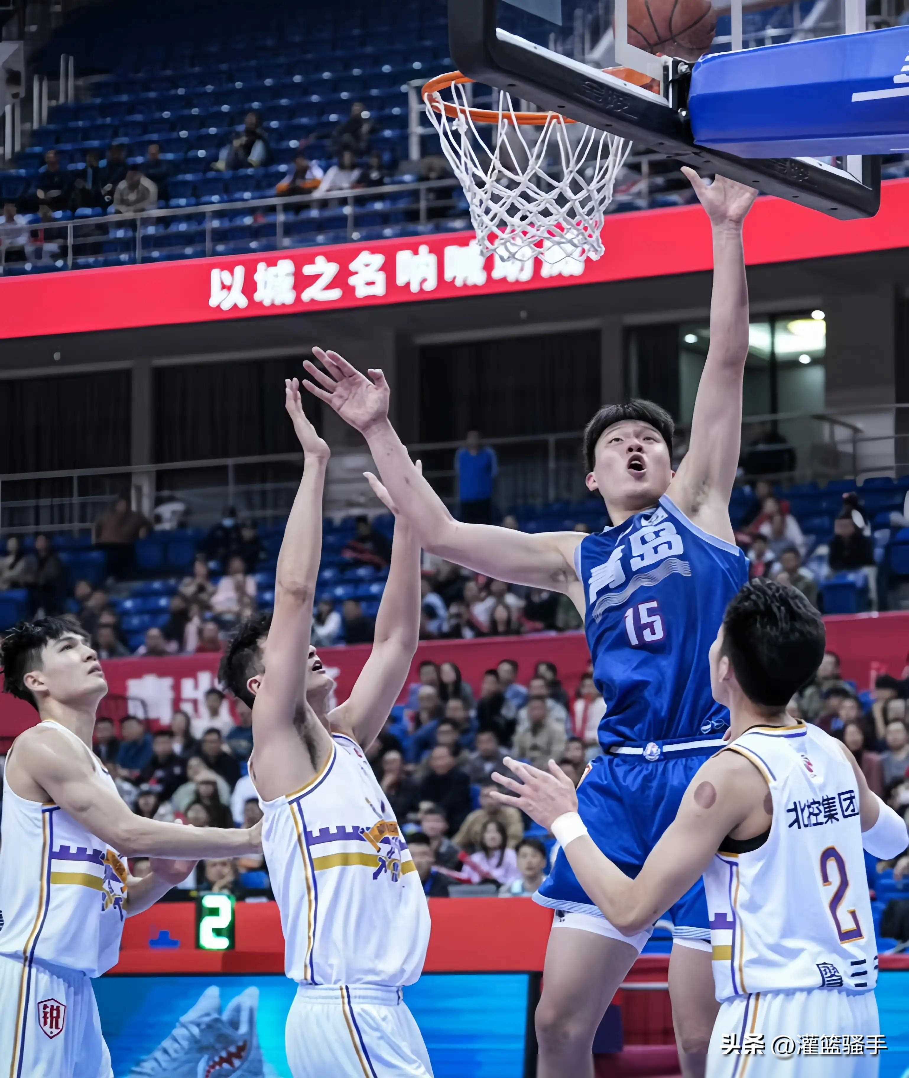 精彩瞬间不断涌现，CBA比赛吸引无数目光